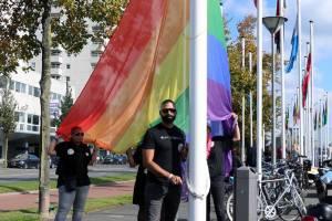 Anwar uit Egypte hijst regenboogvlag tijdens Rotterdam Pride 2017 bij Vlaggenparade