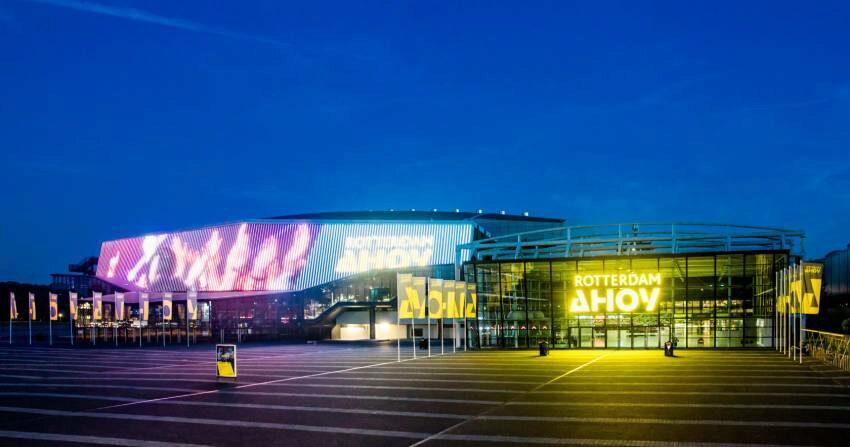 De kleurrijke gevel van Rotterdam&#039;s AHOY arena, de locatie voor de optredens van het Eurovision Song Festival 2020 